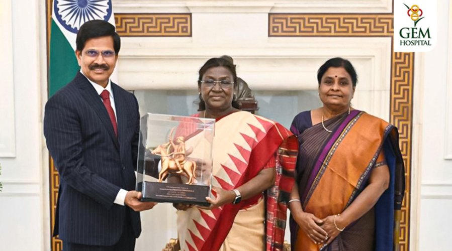 Prof. C. Palanivelu Meets the Hon'ble President of India, Smt. Droupadi Murmu to Presents His Autobiography